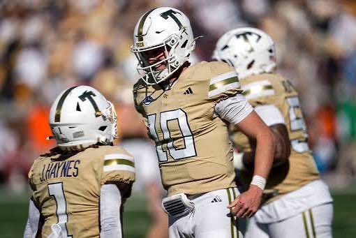 zaiden_6's tweet image. Blessed to receive another offer from @GeorgiaTechFB‼️ #AGTG🙏🏽

@FBCoachJSmith @LHSWildcats_FB @MacCorleone74 @shayhodge3 @LawrencHopkins @ReggieBuchanan @ChadSimmons_ @adamgorney @TomLoy247
