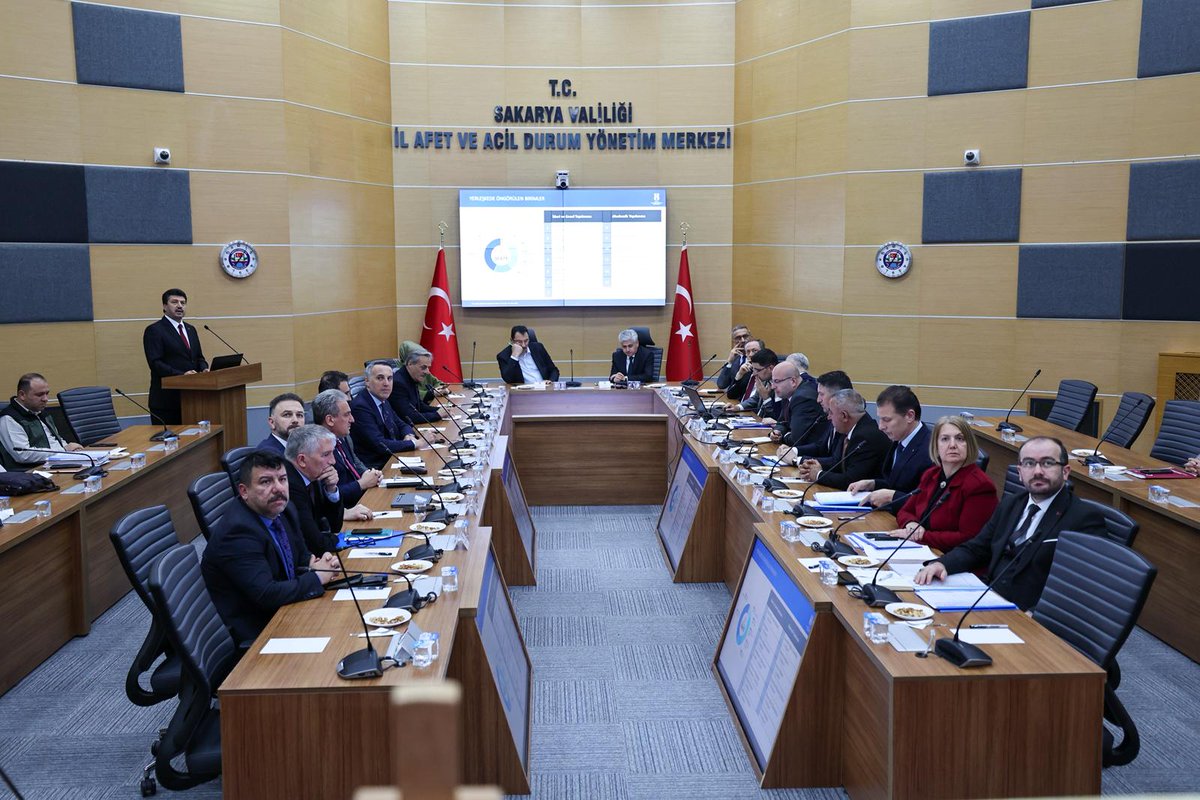 sbYusufAlemdar's tweet photo. Sakarya Valimiz Rahmi Doğan başkanlığında, AK Parti Genel Başkan Yardımcımız, TBMM KEFEK Başkanımız, Milletvekillerimiz ve Cumhur İttifakımızın İl Başkanlarının katılımlarıyla Sakarya Uygulamalı Bilimler Üniversitesi merkez kampüs alanını belirleyen imzaları attık.

SUBÜ’nün yeni yerleşkesi bir eğitim üssü olmanın ötesinde aynı zamanda şehrimizin yeni cazibe merkezlerinden biri olacak.

Büyükşehir Belediyesi olarak yerleşkenin planlanması ve çevre düzenlemeleri noktasında her türlü desteği vermeye devam edeceğiz.

Gençlerimizin modern ve ferah bir kampüste eğitim görmesi en büyük önceliğimizdir. 
 
Şehrimize, üniversite camiamıza hayırlı uğurlu olsun.

#BuŞehirHepimizin