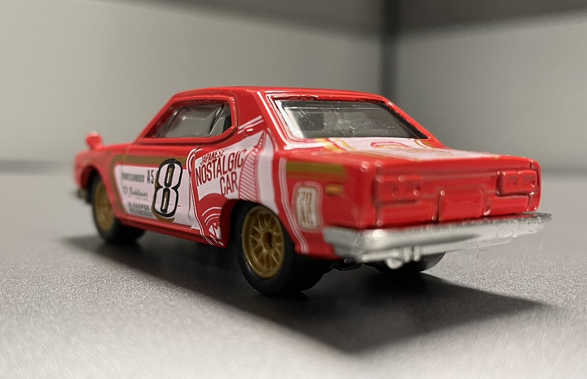 jerryjava's tweet image. Happy Matchbox Monday!

Classic gem and iconic beauty ❤️‍🔥

Matchbox Superfast 1971 Nissan Skyline 2000 GTX in full racing livery. Number 8, gold wheels, and that perfect red glow. 

#Matchbox #マッチボックス #skyline