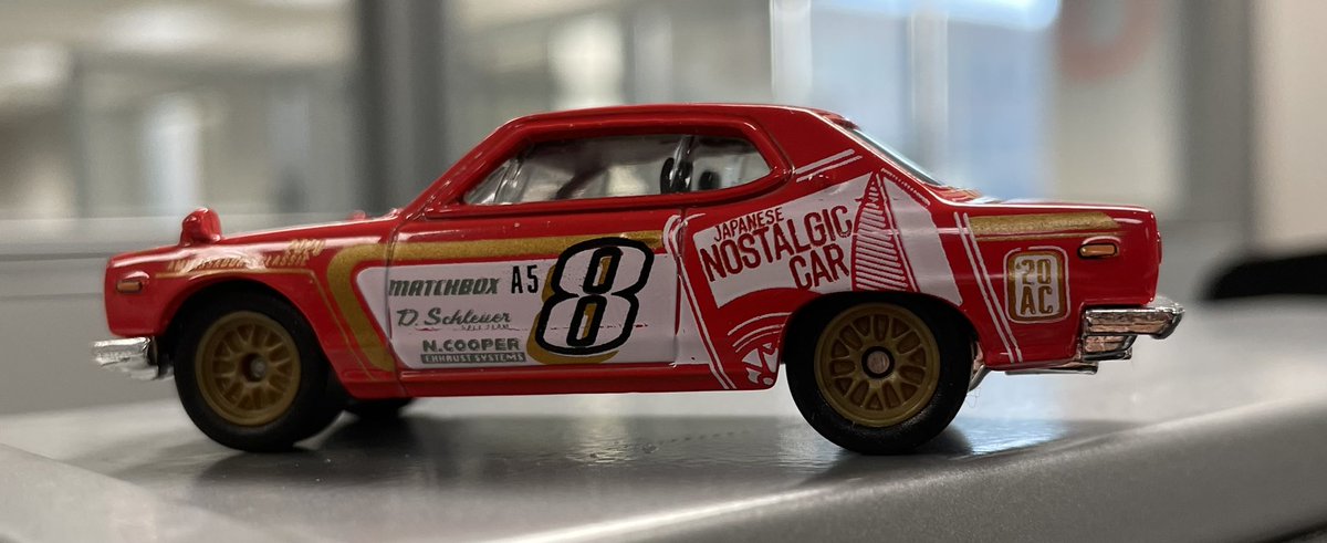 jerryjava's tweet image. Happy Matchbox Monday!

Classic gem and iconic beauty ❤️‍🔥

Matchbox Superfast 1971 Nissan Skyline 2000 GTX in full racing livery. Number 8, gold wheels, and that perfect red glow. 

#Matchbox #マッチボックス #skyline