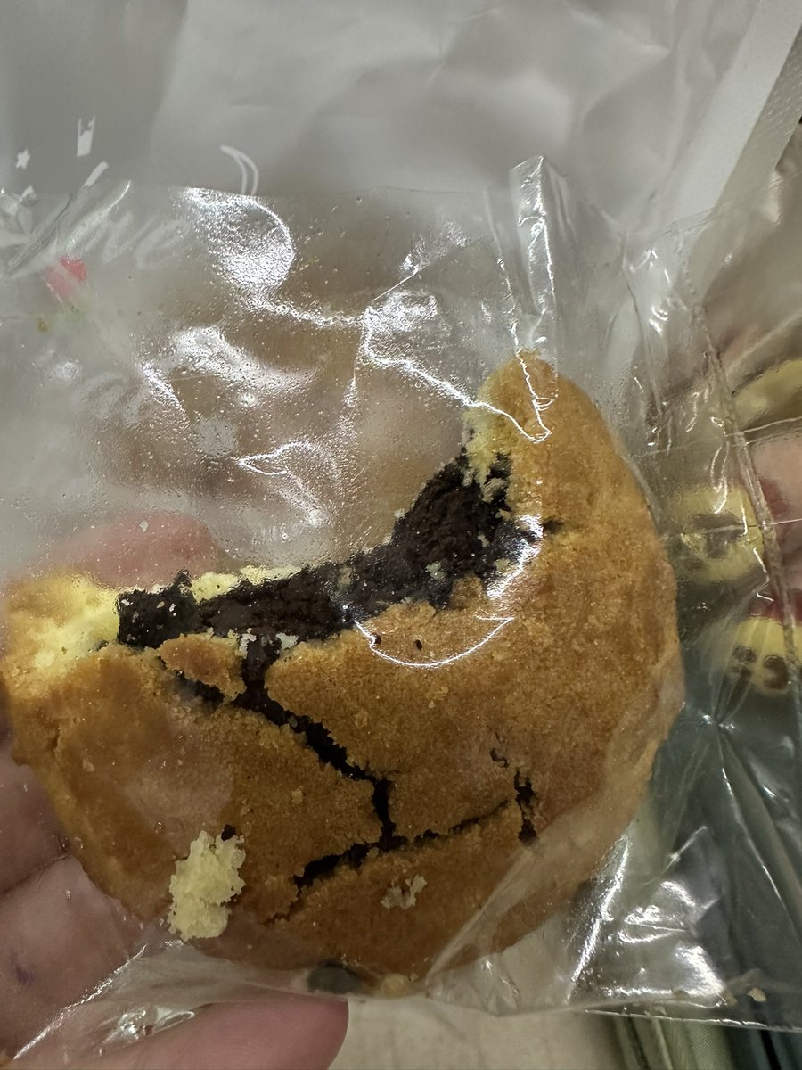 td1475_'s tweet photo. อร่อยจนต้องมารีวิวให้คับ คุกกี้หอมเนยมาก กกกกกแบบมากๆไส้ช็อกโกแลตข้างในให้มาเยอะสุดๆแล้วนี่ชอบกินแบบดาร์กช็อกเข้มๆขมๆถูกใจมากㅠㅠㅠㅠㅠ ปกติไม่ค่อยเจอร้านที่ทำเข้มๆหวานน้อยๆแบบนี้เลยเอาให้เพื่อนที่ทำงานลองชิมก็ชอบหมดรอบหน้าถ้ามีโอกาสจะลองมาสั่งเองอีกคับ💖🍪 #browmielene https://t.co/nN7ULCBGzt