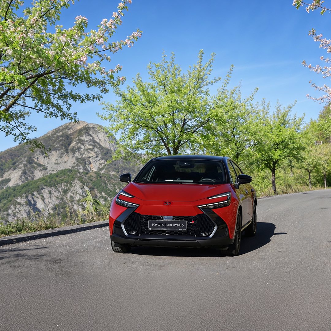 Toyota_Turkiye's tweet image. Güneş açtığı anda Toyota C-HR Hybrid GR SPORT’la kendimizi yollara atış hızımız 😎 #toyota #ToyotaCHRHybrid #GRSPORT