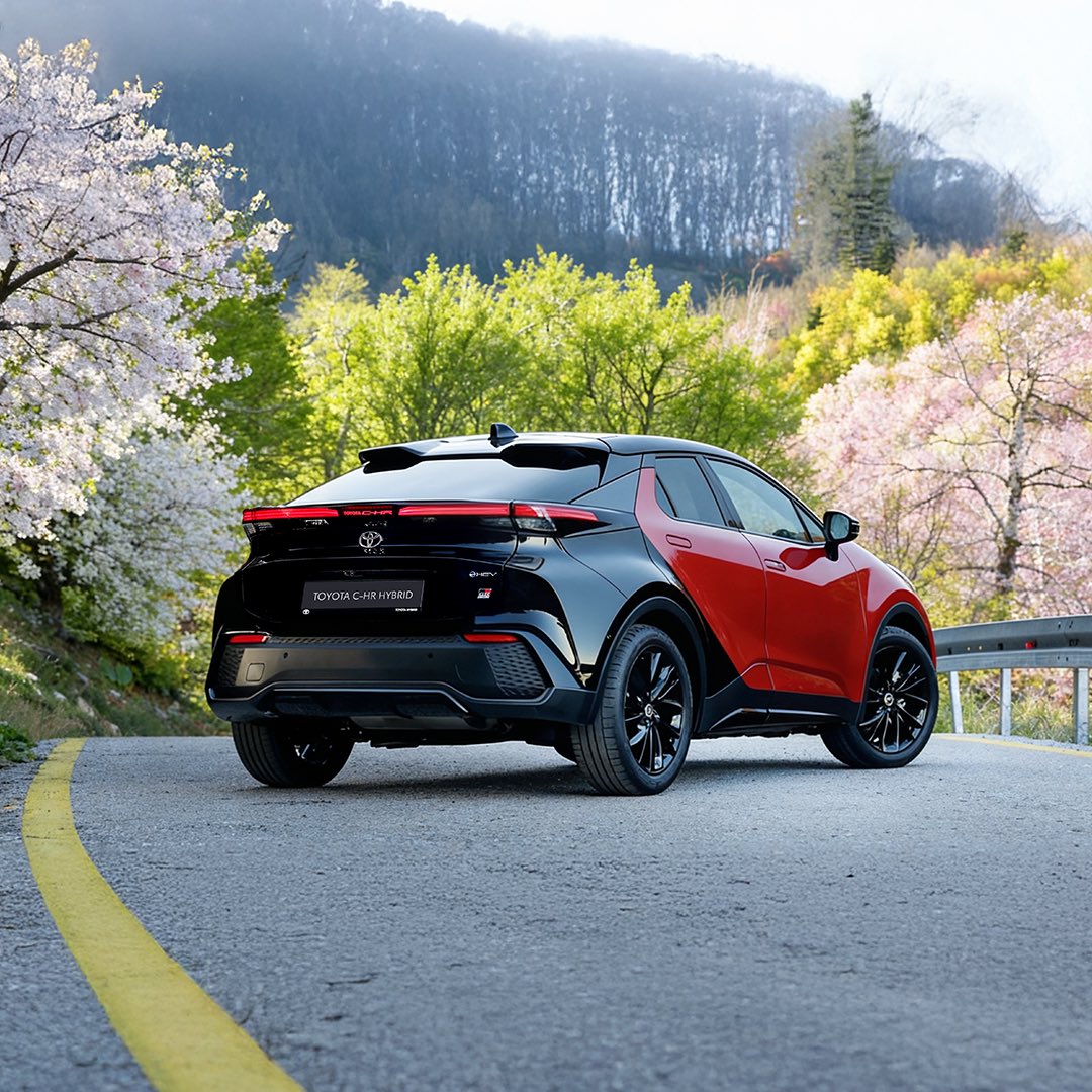Toyota_Turkiye's tweet image. Güneş açtığı anda Toyota C-HR Hybrid GR SPORT’la kendimizi yollara atış hızımız 😎 #toyota #ToyotaCHRHybrid #GRSPORT