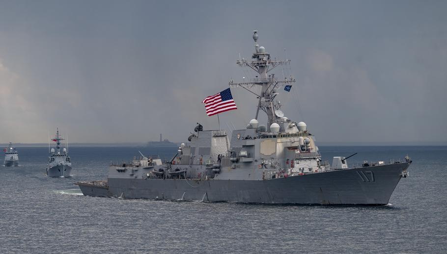 khanadan99's tweet photo. BREAKING :

🇮🇷Iran fired missiles at a U.S. warship after it attempted to enter the Strait of Hormuz. https://t.co/Hu9p6BXzR7