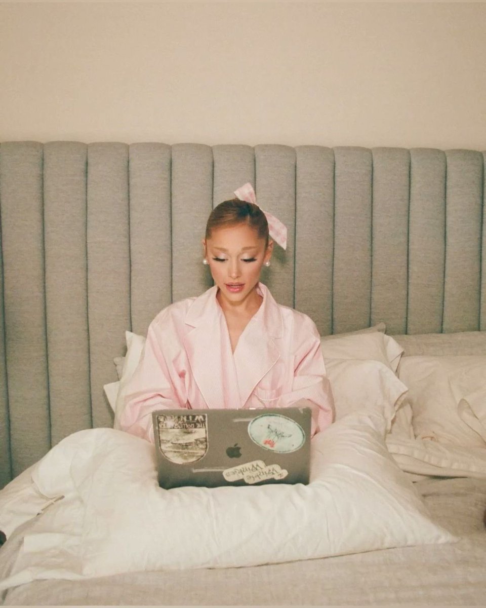 yo hoy lista para juzgar los outfits de la met gala en pijama desde mi cama