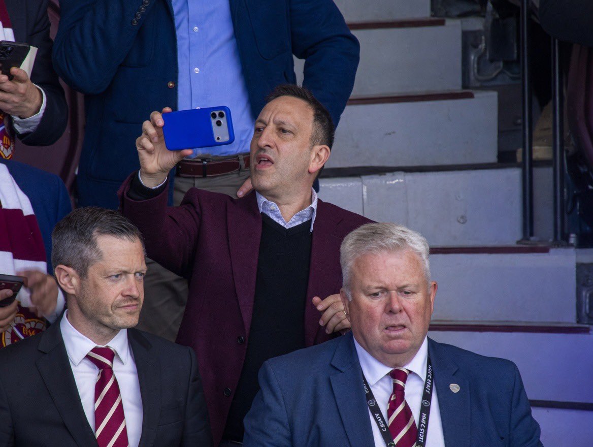 AndrewJames1901's tweet image. Mr Tony Bloom in attendance this afternoon watching Hearts play Rangers in a CRUCIAL game in SPL title race! 👀💙🤍

#Brighton #BHAFC #jamtarts