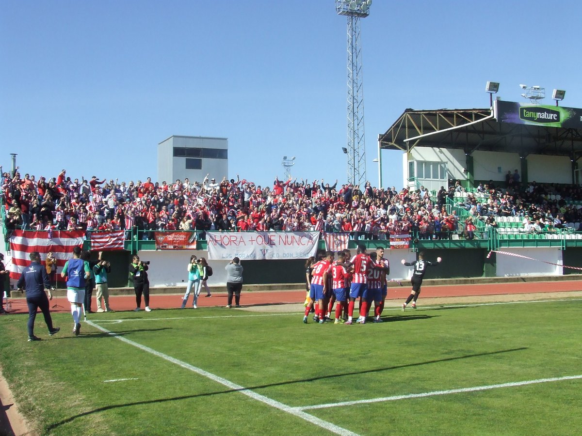 preferentazoDB's tweet photo. Última semana de liga, todo en juego.

El Club Deportivo Don Benito depende de sí mismo… pero no va solo.

Navalmoral tiene que ser territorio rojiblanco.

Cada coche, cada autobús, cada voz cuenta.
Que no te lo cuenten y vívelo. https://t.co/l09zJWt62W