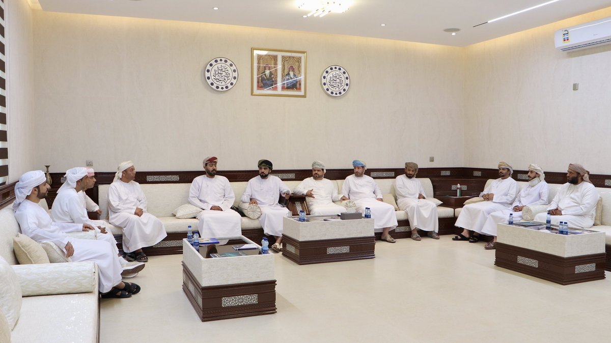 OCCI_Musandam's tweet photo. حيث تم استعراض آلية عمل سوق الأسماك الذي سيباشر عملياته قريبا والضوابط والحوافز المخصصة للمستأجرين لمحلات بيع الأسماك بالتجزئة كما تم الاطلاع على منصة بحار وآلية عملها بما يعزز عمليات المزايدة على الأسماك وتصديرها بمرونة وسهولة أكبر، بما يخدم التجار والصيادين وينظم آلية السوق. https://t.co/8IIKA0Kmau