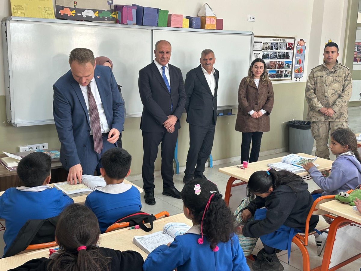Bulank_Kymklk's tweet photo. 📍OKUL ZİYARETLERİ

Okul ziyaretleri kapsamında Yoncalı İlkokulu ve Yoncalı Mehmet Akif Ersoy Ortaokulu’nu ziyaret eden Kaymakamımız Sayın Ömer Övünç KOŞANSU , öğrencilerle bir araya gelerek keyifli vakit geçirdi. Eğitim öğretim hayatlarında başarılar diledi. https://t.co/qD50DCiXDA