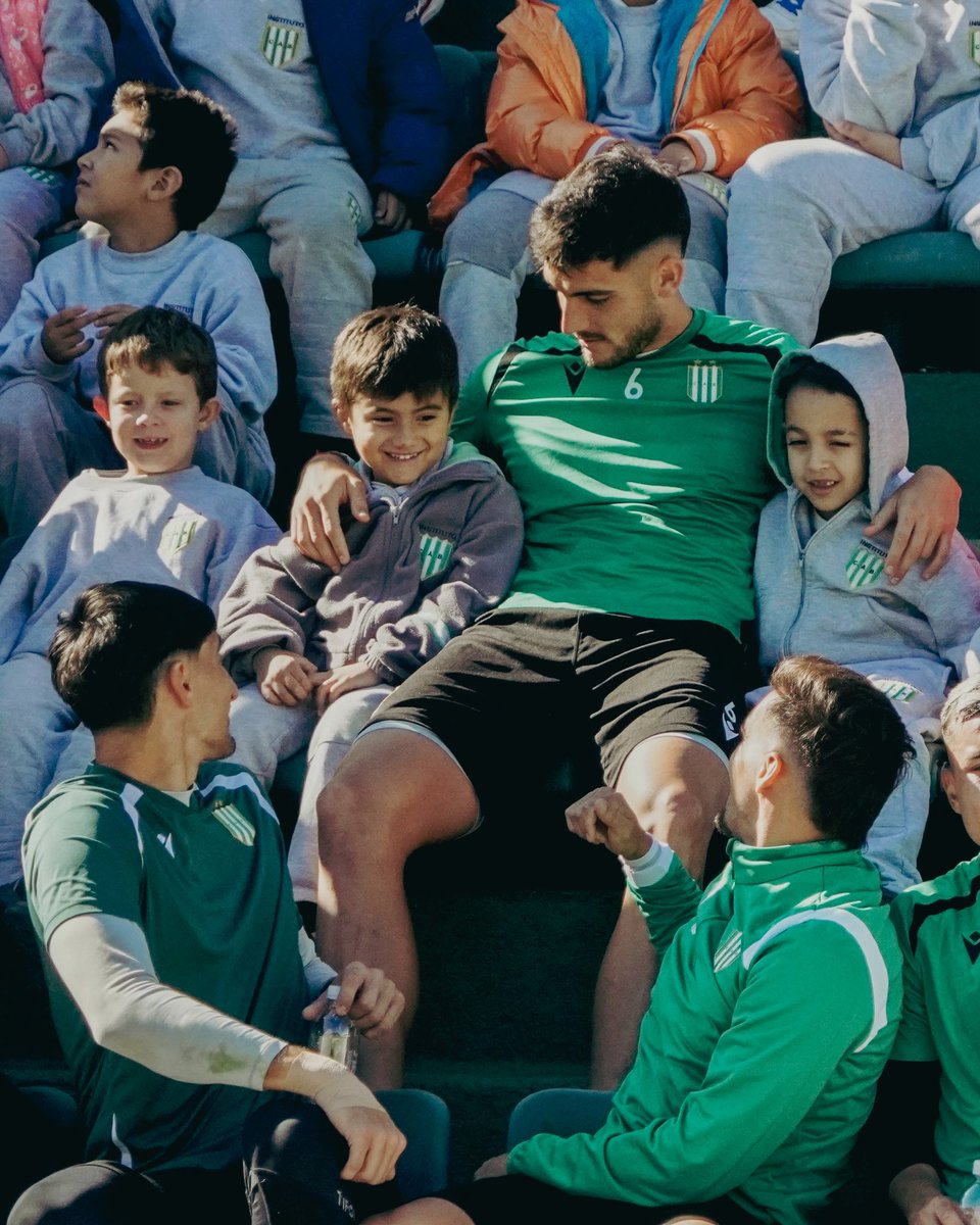 Hermoso encuentro con el Colegio #Banfield 💚 post entrenamiento.

#EnBanfieldJugamosTodos 🇳🇬