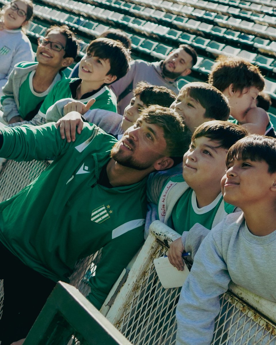 CAB_oficial's tweet photo. Hermoso encuentro con el Colegio #Banfield 💚 post entrenamiento.

#EnBanfieldJugamosTodos 🇳🇬 https://t.co/zllwLU8sU4