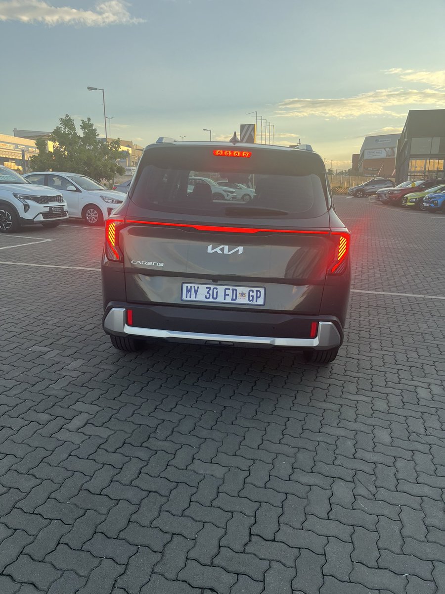 vusigule's tweet photo. @sollypoo @MapetLubisi5122 @IveshNebs @pastorthys @MararaMoabelo @Thabisoo Gents xava le shandies Kia Carens https://t.co/b13PXnSKmF