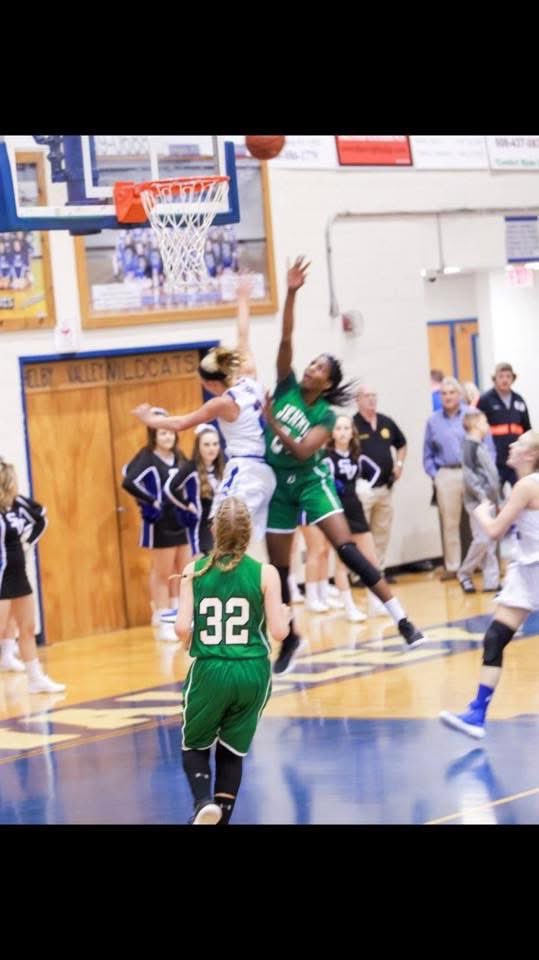 coachrowe20's tweet photo. This was pre ACL injuries for Cass. The girl she was trying to block was 6’3. Cass was very athletic before the injuries. https://t.co/dotywNZijJ
