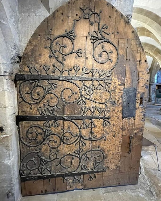 LeoDaVinciWave's tweet photo. An 800-year-old historic door at Wells Cathedral. https://t.co/iMZ0Y0pD0I