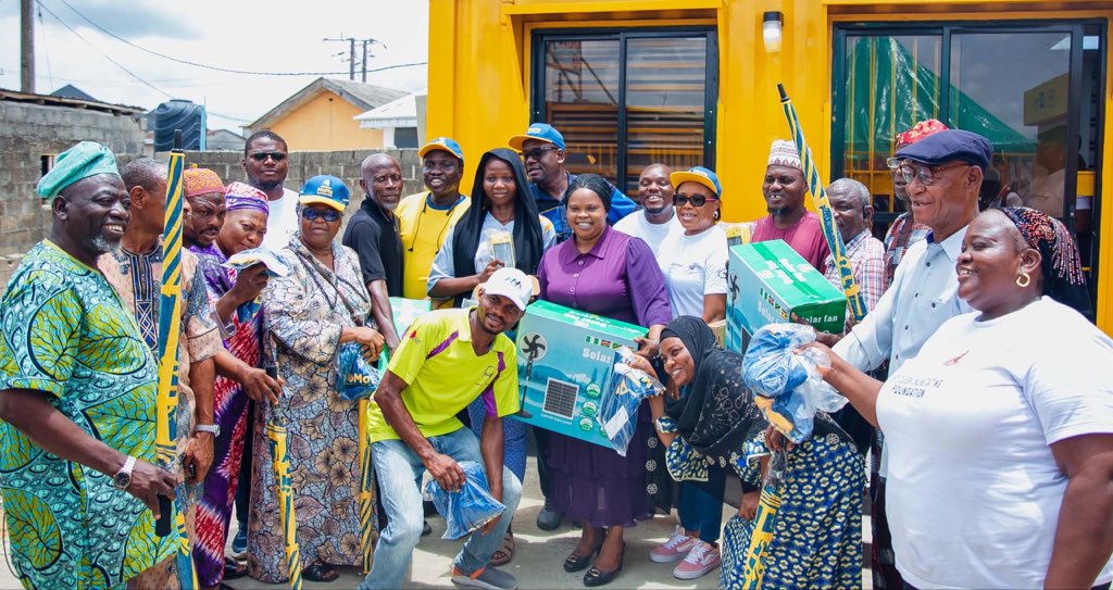 bhmng's tweet photo. What does community impact actually look like?

3,900+ volunteer hours, Over 1 million lives impacted.

In March, we saw a clear example at the MTN Y’ello Care activation at Iraboko community in Awoyaya, where the Y’ello Box was launched. https://t.co/I5vduXy8wW
