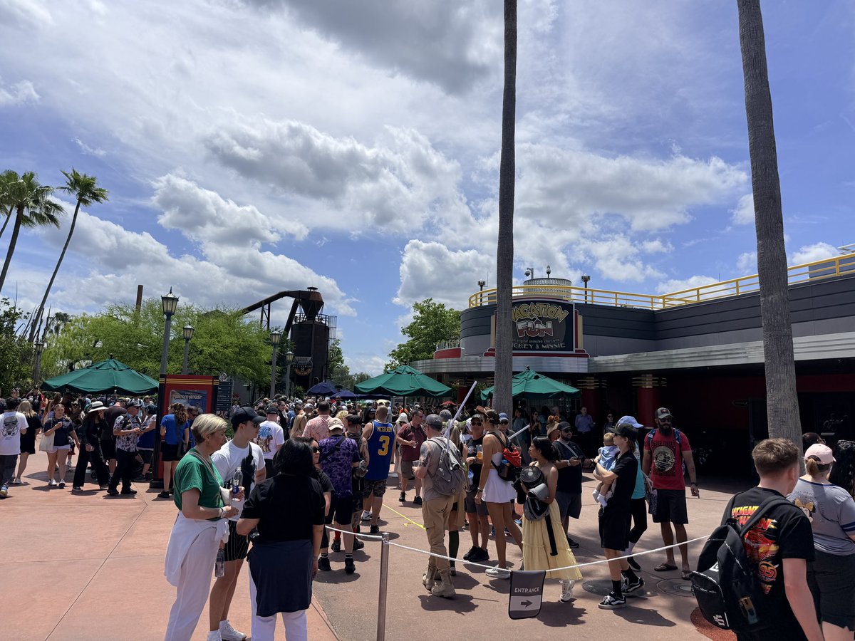 laughingplace's tweet photo. The #maytheforth event merch queue is closed and very backed up. https://t.co/rxg0cqEdxP