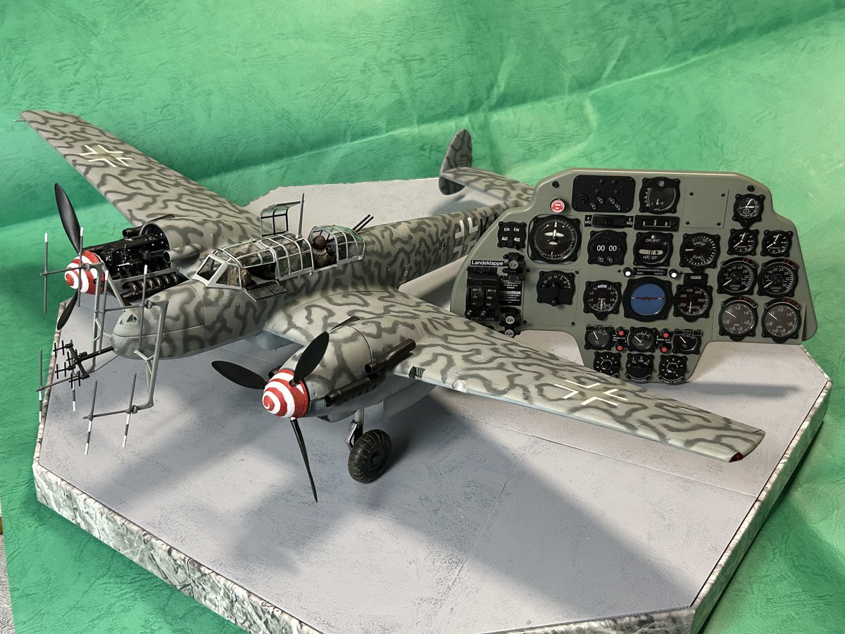 mack_tou21295's tweet photo. #エデュアルド
#bf110
#計器盤
1/4という大きめのBf110の計器盤、一緒に展示します
数年前にヤフオクで見つけてキットを入手
シールやカラーエッチング、プラパーツを組み合わせて立体的に再現できるキット、オススメ！
…といっても中々見かけません…Bf109のキットも積んでます、こちらは照準器付き https://t.co/V3cbGVVptd