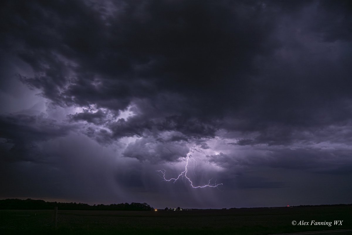 AlexFanningWX's tweet photo. These elevated storms in Illinois last night put on a decent lightning show! https://t.co/Soy3x1pzKN