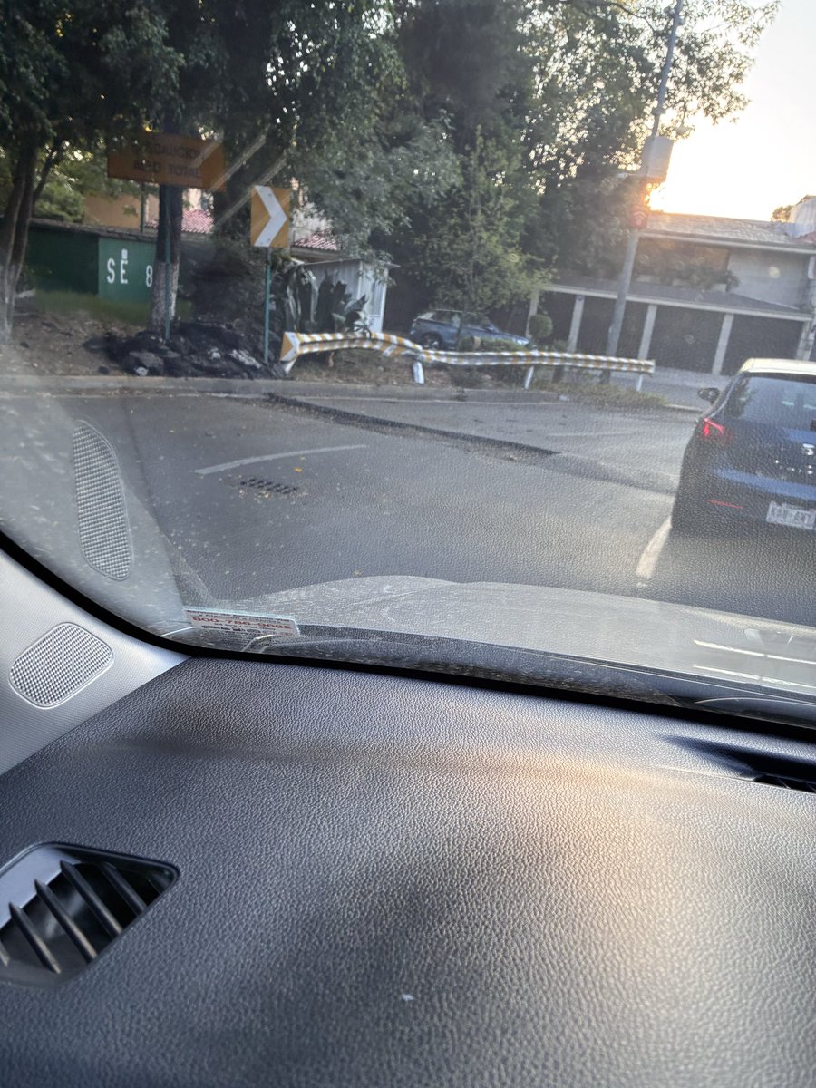 karibame's tweet photo. @Gabyosoriohdz @TlalpanAl @asilascosasw 
El circuito de Fuentes del Pedregal, en los 7-8 topes, se les ocurrió levantarlos y dejar los baches y el cascajo, y sigue sin arreglarlos llevan así desde que los niños regresaron a clase después de Semana Santa, cuando van a terminar ? https://t.co/GAWSwJgKjJ