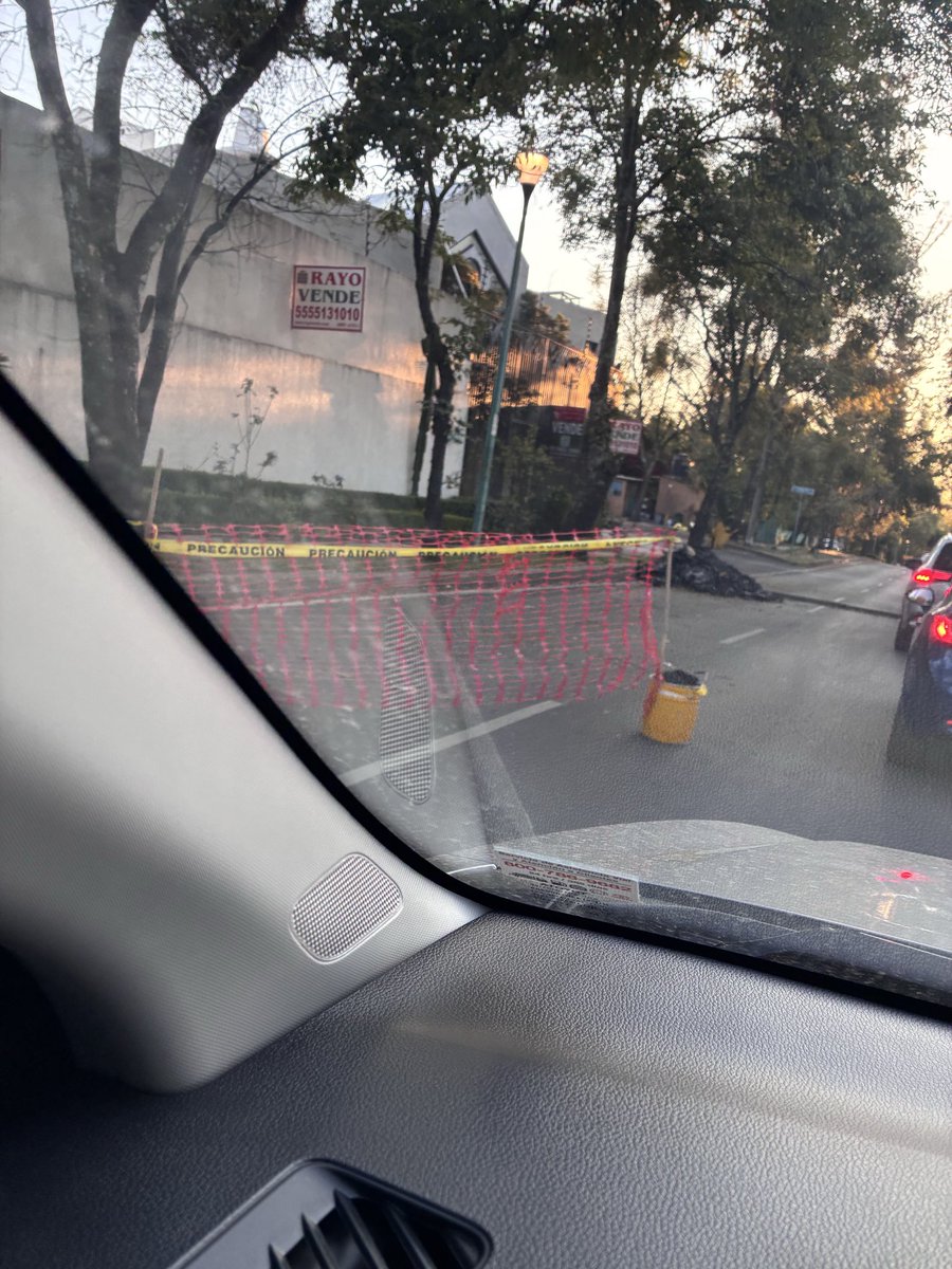 karibame's tweet photo. @Gabyosoriohdz @TlalpanAl @asilascosasw 
El circuito de Fuentes del Pedregal, en los 7-8 topes, se les ocurrió levantarlos y dejar los baches y el cascajo, y sigue sin arreglarlos llevan así desde que los niños regresaron a clase después de Semana Santa, cuando van a terminar ? https://t.co/GAWSwJgKjJ