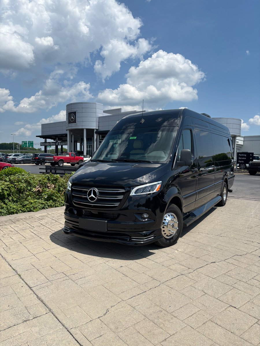 mercedesofknox's tweet image. Now available just in time for summer! Built on a Sprinter chassis - Avenger Series RV assembled by Prime-Time Specialty Vehicles. Definitely need to see in person!

*Reclining Captain's Chairs
*Restroom
*Dual TVs
*Sink/fridge/microwave

#sprinter #rvlife #vanlife #luxuryrv