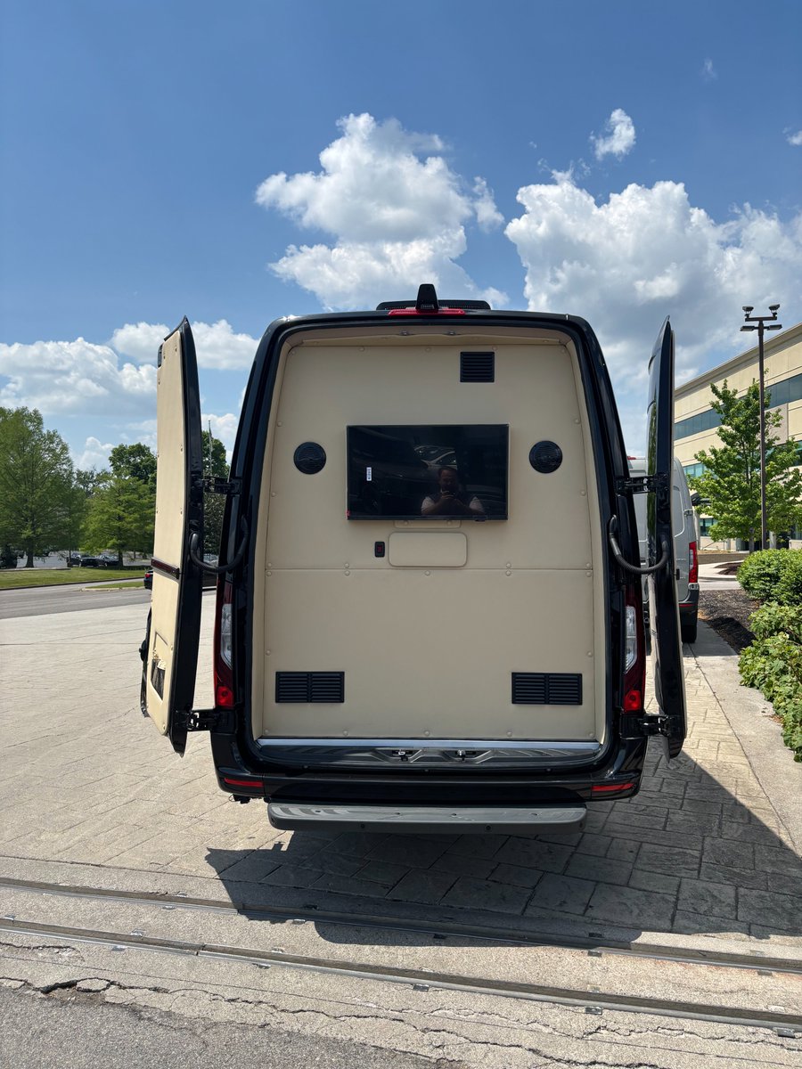 mercedesofknox's tweet image. Now available just in time for summer! Built on a Sprinter chassis - Avenger Series RV assembled by Prime-Time Specialty Vehicles. Definitely need to see in person!

*Reclining Captain's Chairs
*Restroom
*Dual TVs
*Sink/fridge/microwave

#sprinter #rvlife #vanlife #luxuryrv