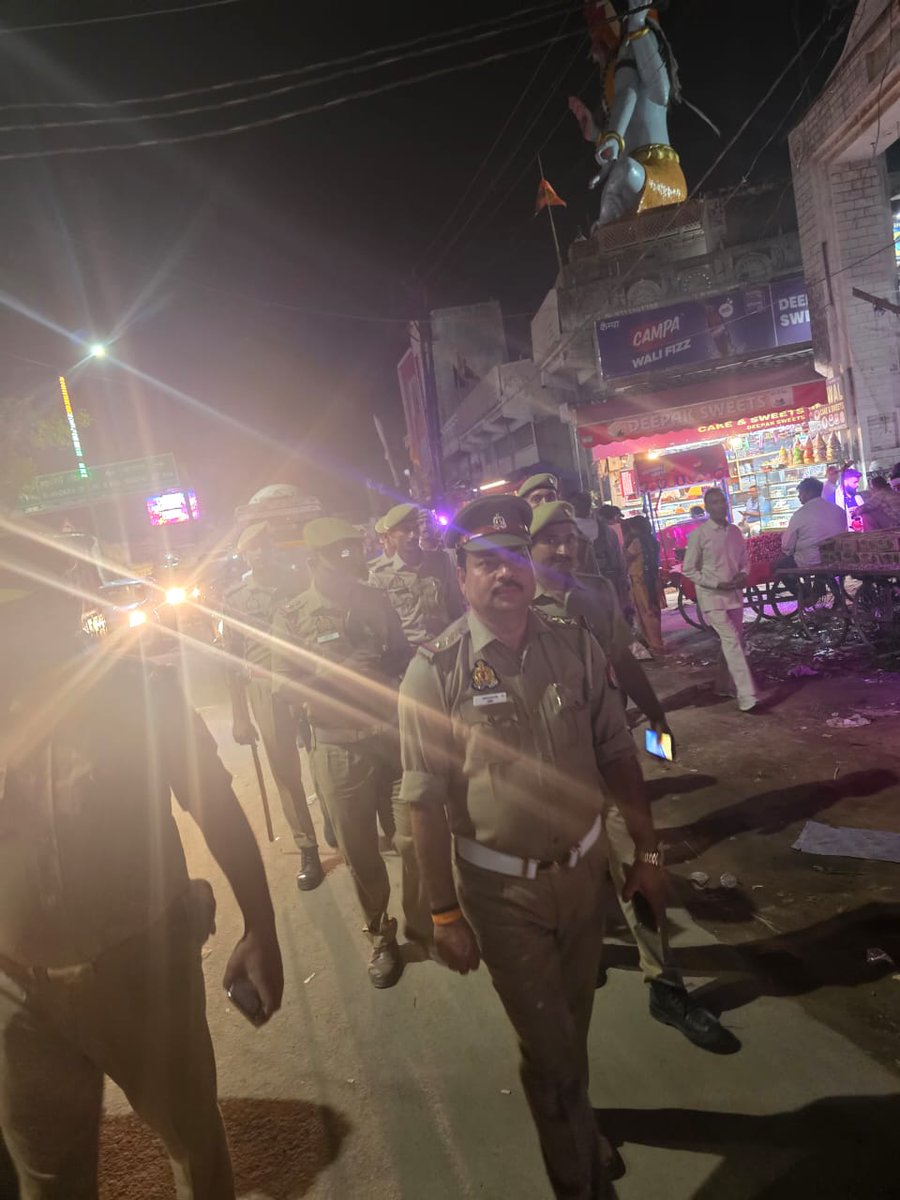 #पुलिस_आयुक्त_महोदय के निर्देशन में पूरे जनपद में "#दो_गज_पीछे" अभियान के अंतर्गत
 यातायात पुलिस तथा थाना लोनी पुलिस टीम द्वारा लोनी तिराहा क्षेत्र में दुकानदारों को जागरुक किया गया और अतिक्रमण हटवाया गया ।

 अतिक्रमण मुक्त शहर, सुरक्षित सफर! 🚔🛣️

<a href="/Uppolice/">UP POLICE</a>