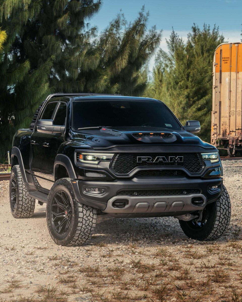 4PlayWheels's tweet photo. 4PLAY® Wheels 22x12 4P83s wrapped in 37x12.5x22 @toyotires on this Ram TRX 🦖🔥
Built by @lianko_ramirez
#4PLAYWheels #LiftedTrucks #TRX #RamTRX #RamTrucks https://t.co/zSHH8dhfjd