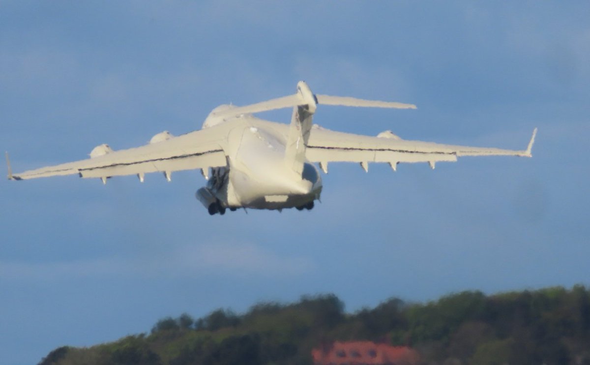 BloodyPolitics's tweet image. Always a pleasure to catch Big Goldie of the UAE Air Force. Haste ye back chaps. 🇦🇪 
#C17 #UAF1235 reg 1228 
#avgeek