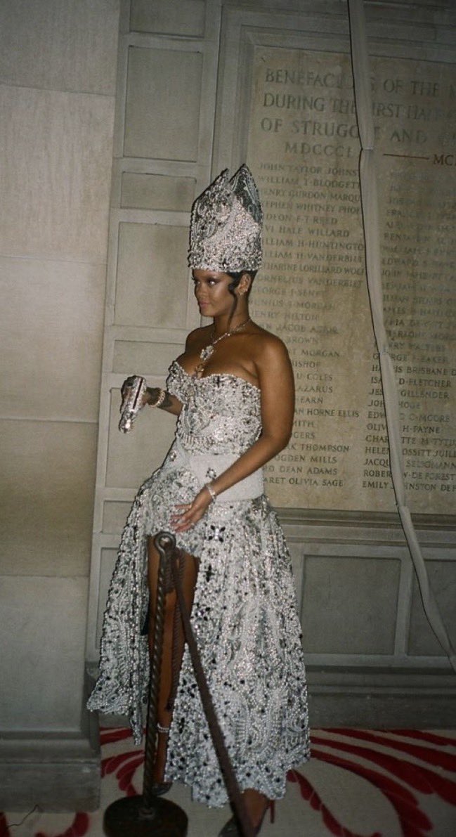 Mariam574176141's tweet image. Most ICONIC look in MET GALA HISTORY 😩🖤
#Rihanna #MetGala #look #MetGala2026 #Fyp #bestlook #Ever #fypppppppppppppp #fypシ゚viralシ #fypシ゚viralシfypシ゚ #Rihanna #Iconic