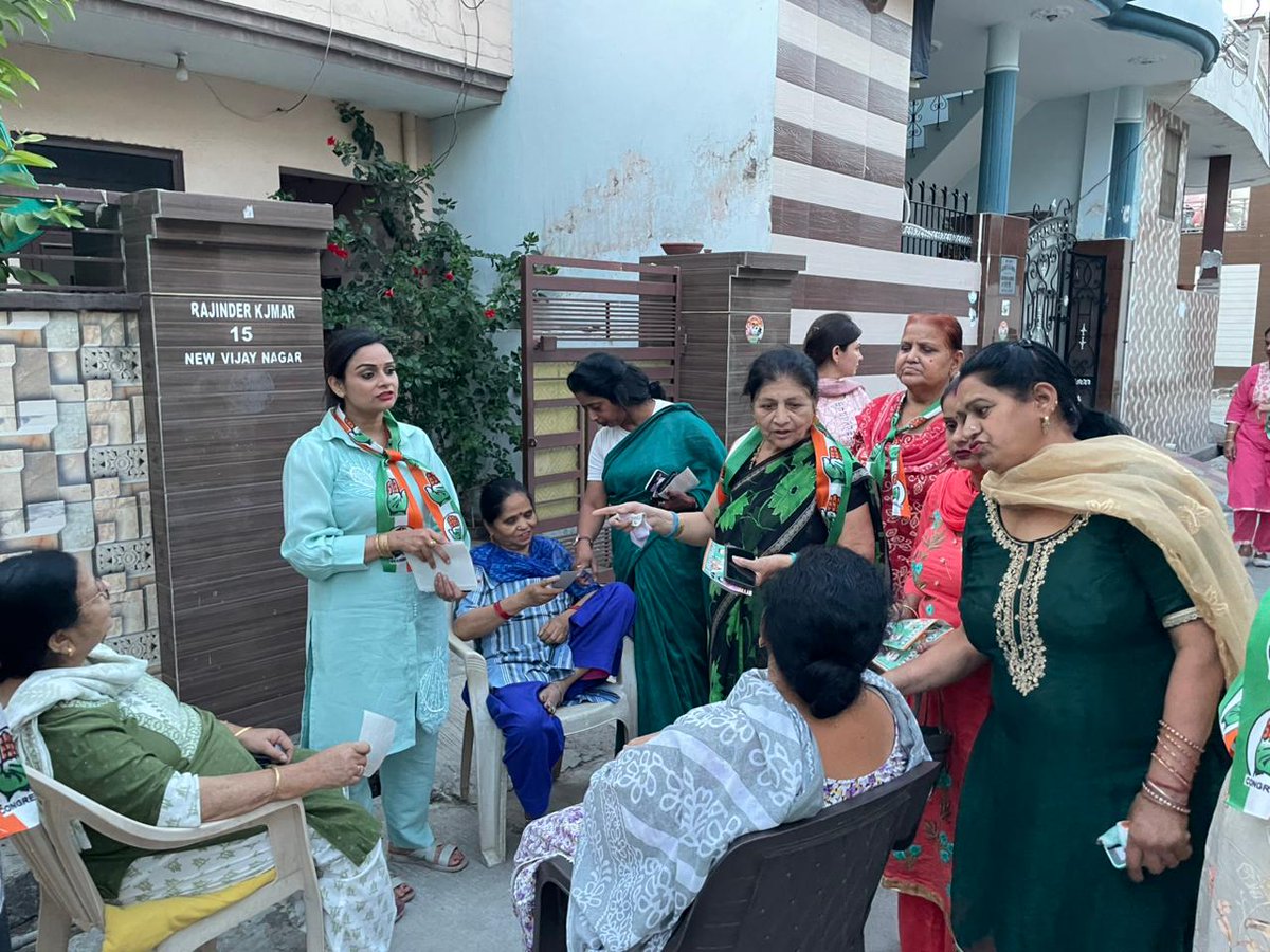 MITHUNVERMAINC's tweet image. आज अम्बाला के विजयनगर में आयोजित डोर-टू-डोर जनसंपर्क के माध्यम से क्षेत्रवासियों से कांग्रेस के पक्ष में मतदान करने की अपील की।

आपका एक-एक वोट क्षेत्र के विकास, मजबूती और बेहतर भविष्य की नींव है। आइए, मिलकर बदलाव की इस मुहिम को सफल बनाएं।
#MithunVerma #Advocate #AmbalaCity