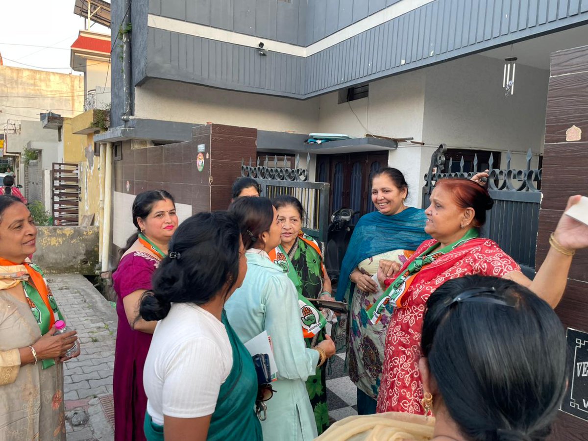 MITHUNVERMAINC's tweet image. आज अम्बाला के विजयनगर में आयोजित डोर-टू-डोर जनसंपर्क के माध्यम से क्षेत्रवासियों से कांग्रेस के पक्ष में मतदान करने की अपील की।

आपका एक-एक वोट क्षेत्र के विकास, मजबूती और बेहतर भविष्य की नींव है। आइए, मिलकर बदलाव की इस मुहिम को सफल बनाएं।
#MithunVerma #Advocate #AmbalaCity