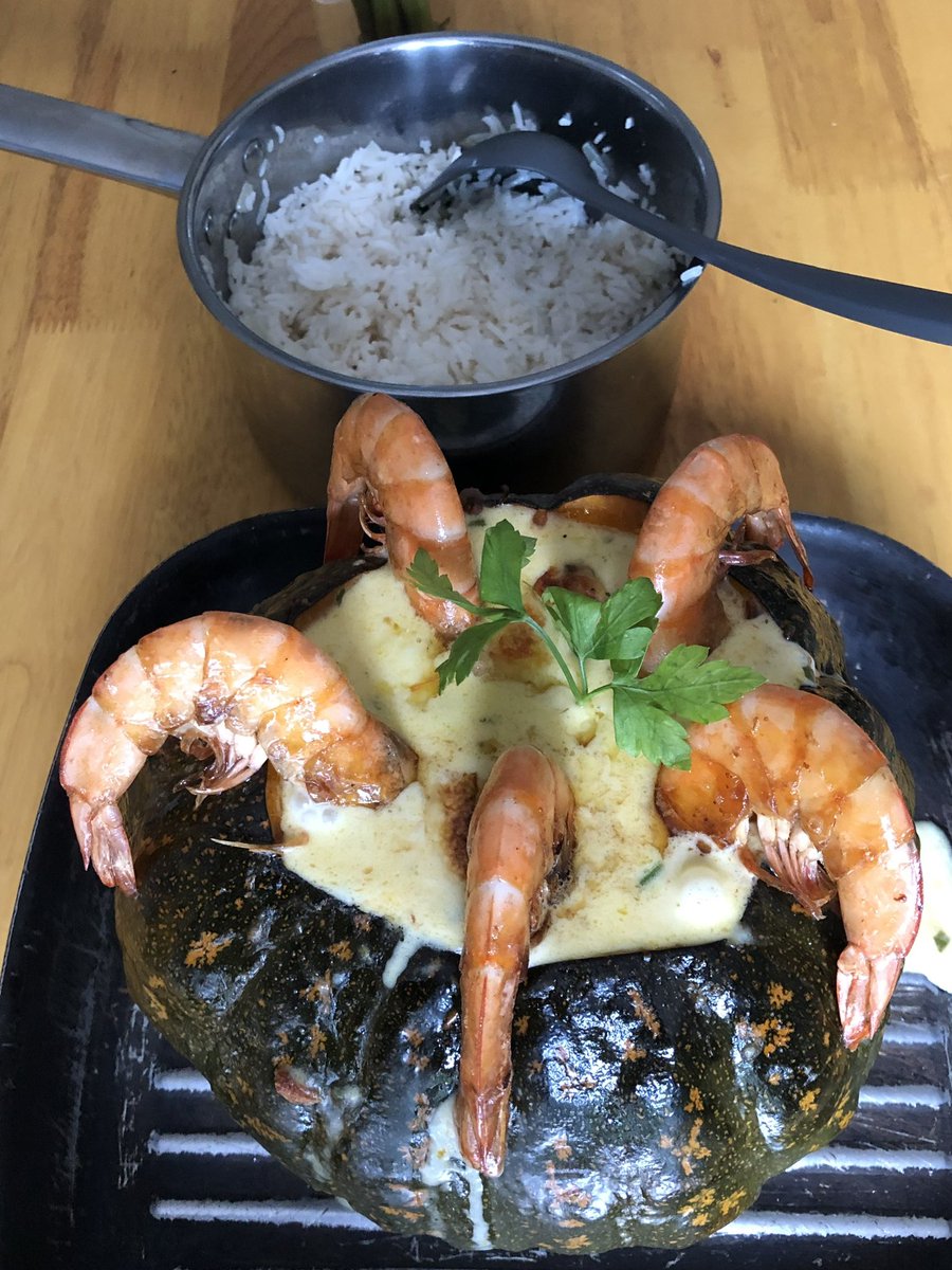 ro2souzaa's tweet photo. camarão na moranga pra almoçar, faltou uma coca gelada https://t.co/q8O2MVfb5v