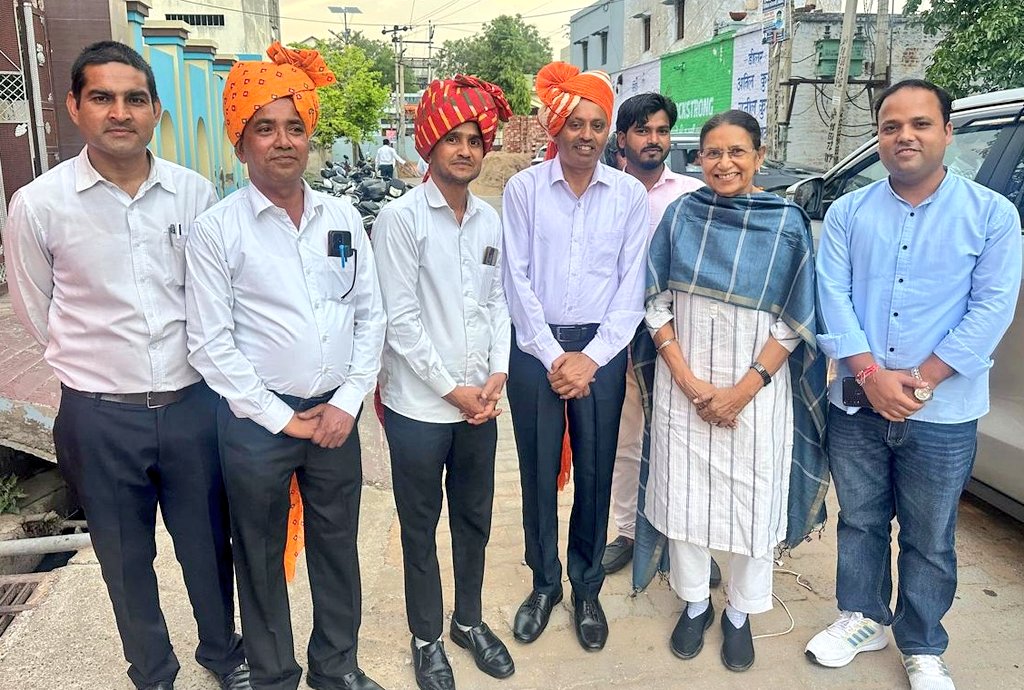 yadavsantosh23's tweet image. आज माजरा खुर्द, महेन्द्रगढ़ में डाॅक्टर बिरेन्द्र सिंह यादव जी के बेटे डॉक्टर विपिन यादव के लग्न समारोह में पहुँच कर परिवारजनों को बधाई एवं शुभकामनाएं प्रेषित की। 
#happy #wedding #bestwishes #happymarriage