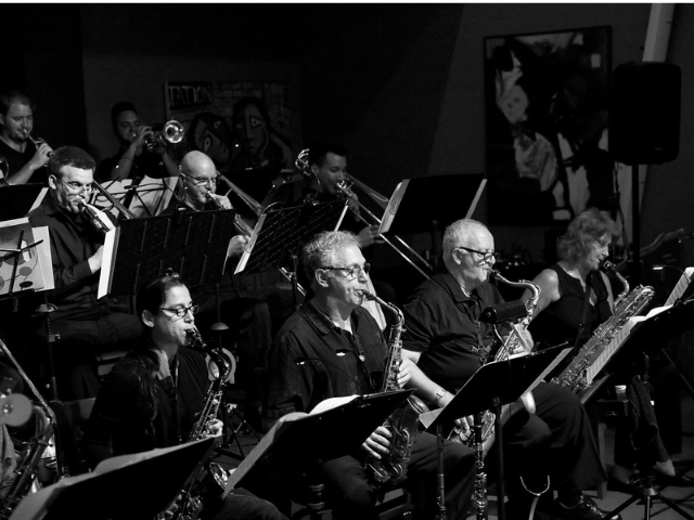 PlataformaUPB's tweet image. #Cultural | 🎷 En el Día Internacional del Jazz, conoce cinco himnos que ayudan a entender la historia, diversidad y esencia de este género que ha marcado la música en el mundo. 🌍✨
Lee la nota completa:
 plataforma.bucaramanga.upb.edu.co/cultural/dia-i…