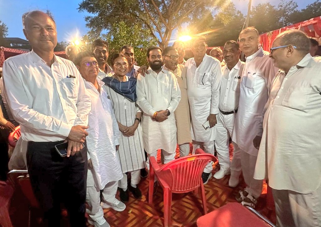 yadavsantosh23's tweet image. आज माजरा खुर्द, महेन्द्रगढ़ में डाॅक्टर बिरेन्द्र सिंह यादव जी के बेटे डॉक्टर विपिन यादव के लग्न समारोह में पहुँच कर परिवारजनों को बधाई एवं शुभकामनाएं प्रेषित की। 
#happy #wedding #bestwishes #happymarriage