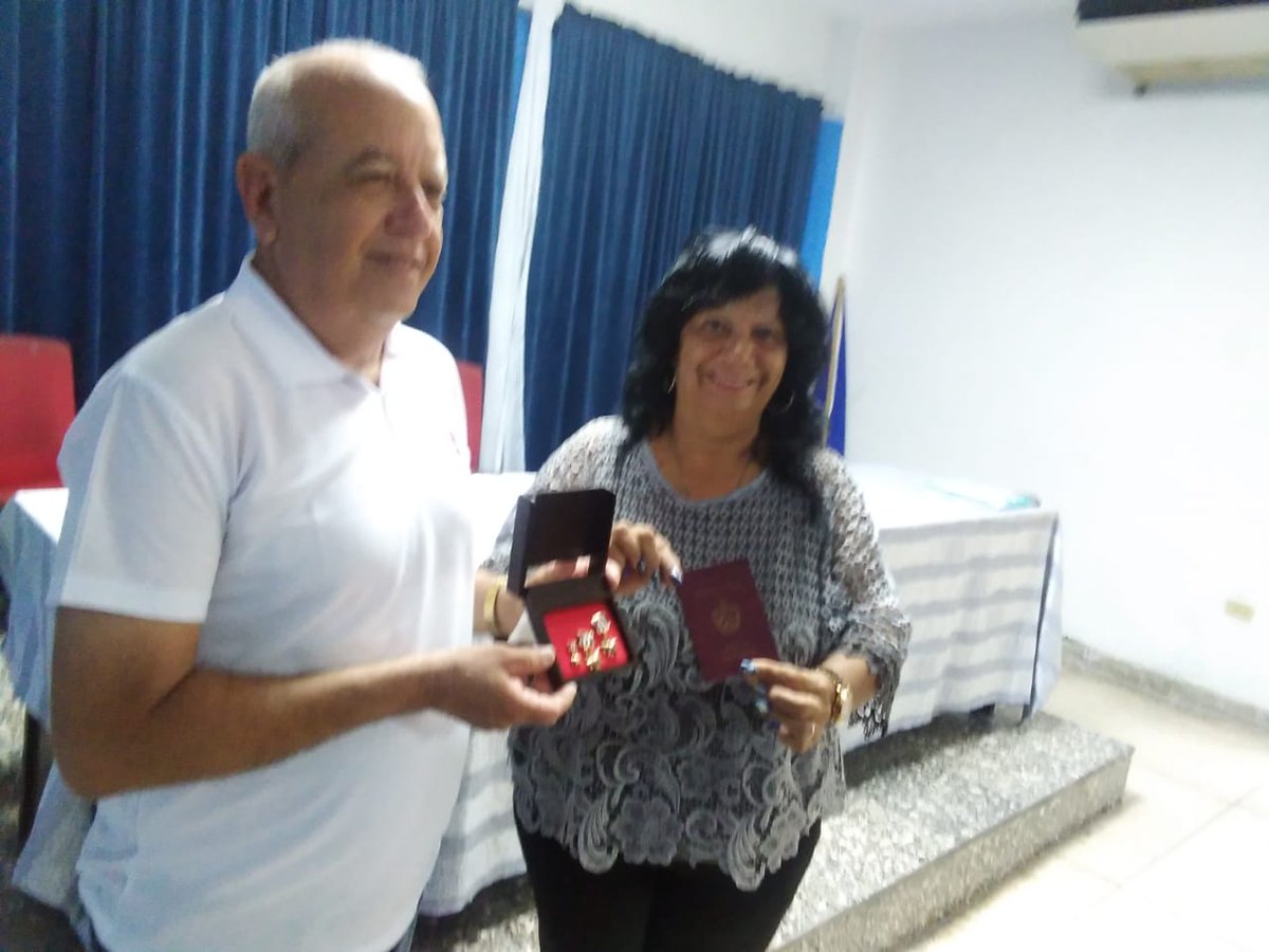 MozoYamira13045's tweet photo. Felicitaciones para toda la DGEM por los resultados alcanzados . A nuestros compañeros por las distinciones obtenidas . Una vez se evidencia que #SantiagoesSantiago con el esfuerzo de todos #Venceremos 🇨🇺🇨🇺🇨🇺 https://t.co/g2bYlonT1K