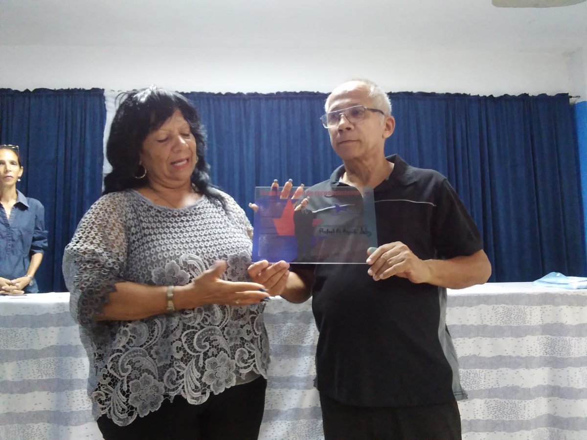 MozoYamira13045's tweet photo. Felicitaciones para toda la DGEM por los resultados alcanzados . A nuestros compañeros por las distinciones obtenidas . Una vez se evidencia que #SantiagoesSantiago con el esfuerzo de todos #Venceremos 🇨🇺🇨🇺🇨🇺 https://t.co/g2bYlonT1K