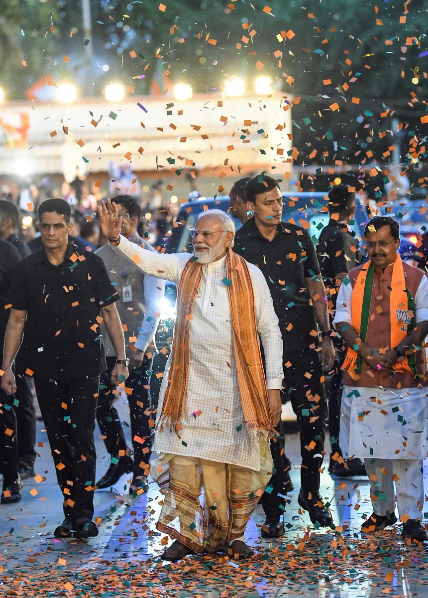 timesofindia's tweet image. #ResultsWithTOI | PM #NarendraModi dons traditional #Bengali panjabi and dhuti as #BJP marks historic #WestBengal win

Read here 🔗toi.in/2DsgNa

#ElectionsWithTOI #Elections2026 #ElectionResult2026 #assemblyelectionresults #AssemblyElections2026