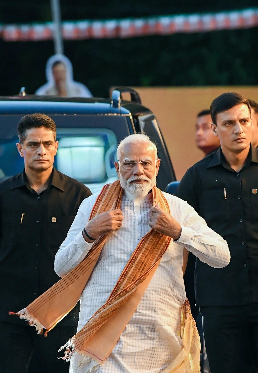 timesofindia's tweet image. #ResultsWithTOI | PM #NarendraModi dons traditional #Bengali panjabi and dhuti as #BJP marks historic #WestBengal win

Read here 🔗toi.in/2DsgNa

#ElectionsWithTOI #Elections2026 #ElectionResult2026 #assemblyelectionresults #AssemblyElections2026