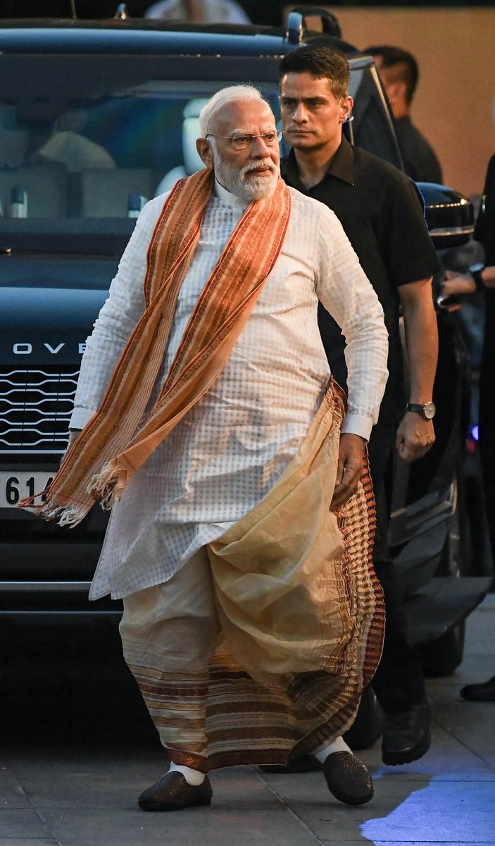 timesofindia's tweet image. #ResultsWithTOI | PM #NarendraModi dons traditional #Bengali panjabi and dhuti as #BJP marks historic #WestBengal win

Read here 🔗toi.in/2DsgNa

#ElectionsWithTOI #Elections2026 #ElectionResult2026 #assemblyelectionresults #AssemblyElections2026