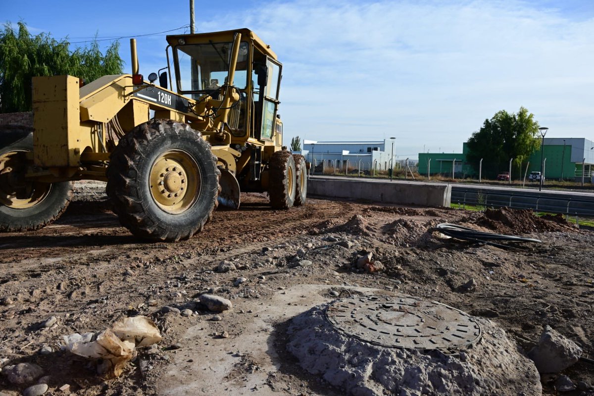 munineuquen's tweet image. ¡Mejoras para los vecinos de Los Polvorines! 🚧 Finalizamos las cloacas y pluviales, y esta semana iniciamos el asfalto de 25 cuadras.
Una obra esperada por décadas que trae sanidad, seguridad y mejor conectividad para todas las familias del sector. ✅ #NeuquénCapital #Obras