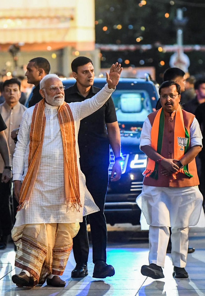 DSLathi's tweet photo. #InPics | In New Delhi, Prime Minister Narendra Modi was warmly welcomed at the BJP headquarters as the party celebrated its performance in Assembly elections across four states and one union territory, with party National President Nitin Nabin also present.

#NarendraModi #Nitin https://t.co/699lcs9u0F