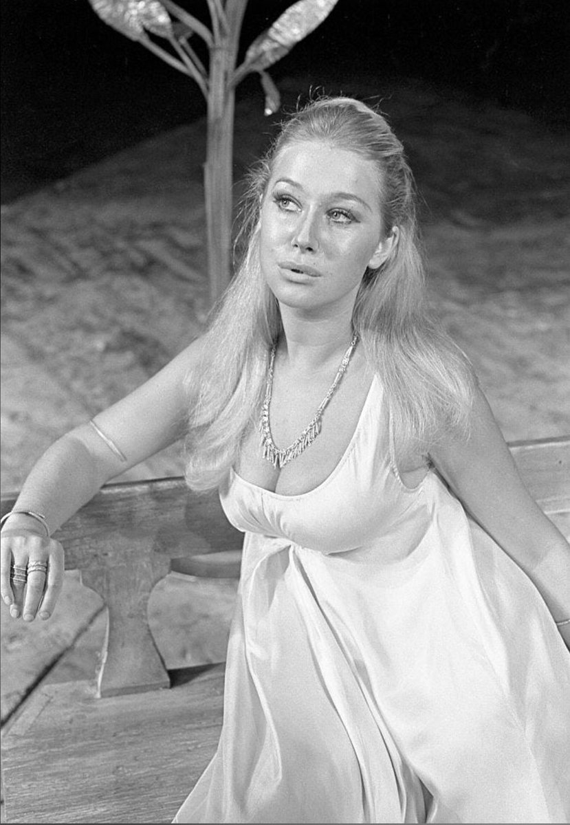 Benito_D3l_Toro's tweet photo. Her and young Helen Mirren woulda got #PipedUp https://t.co/gsiIPyT0xb