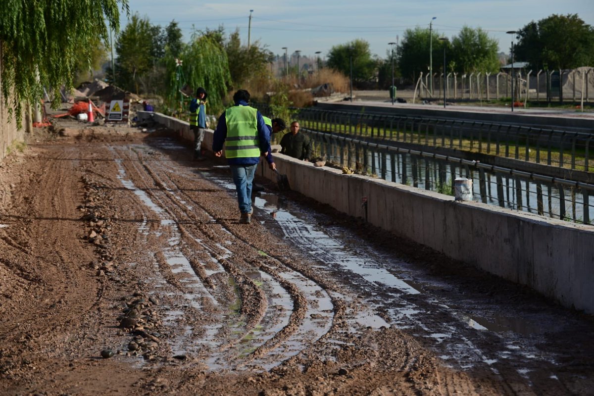 munineuquen's tweet image. ¡Mejoras para los vecinos de Los Polvorines! 🚧 Finalizamos las cloacas y pluviales, y esta semana iniciamos el asfalto de 25 cuadras.
Una obra esperada por décadas que trae sanidad, seguridad y mejor conectividad para todas las familias del sector. ✅ #NeuquénCapital #Obras
