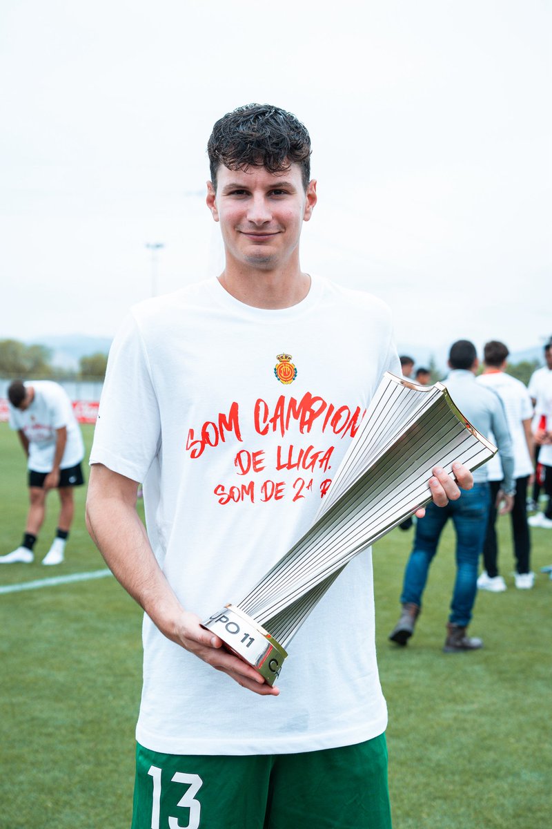 1Nil_T's tweet photo. Som campions, som de 2a RFEF 🏆❤️🖤 https://t.co/Mp5RuL8DcZ