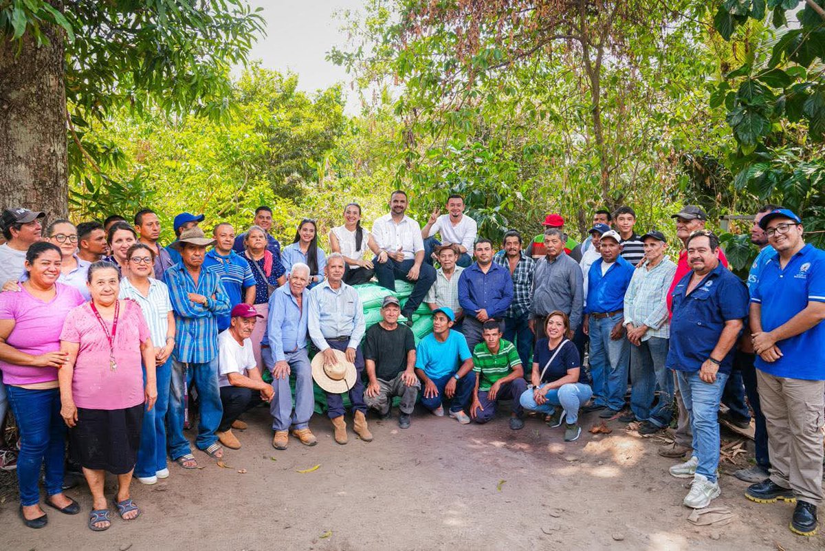 elsalvador's tweet photo. #DePaís La @alcaldia_SA inició la entrega de abono a pequeños productores de granos básicos, frutas y hortalizas del municipio, con el fin de mejorar e incrementar la producción agrícola en Santa Ana Centro.

Fotos: Cortesía https://t.co/gVi3OQ8tgW