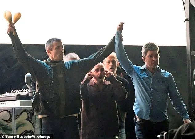 EXACTLY 10 MONTHS AGO TODAY:

LIAM AND NOEL GALLAGHER WALKED ON STAGE HAND-IN-HAND FOR THEIR FIRST OASIS CONCERT IN 16 YEARS