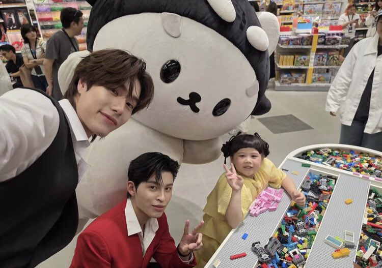 cutieees ><