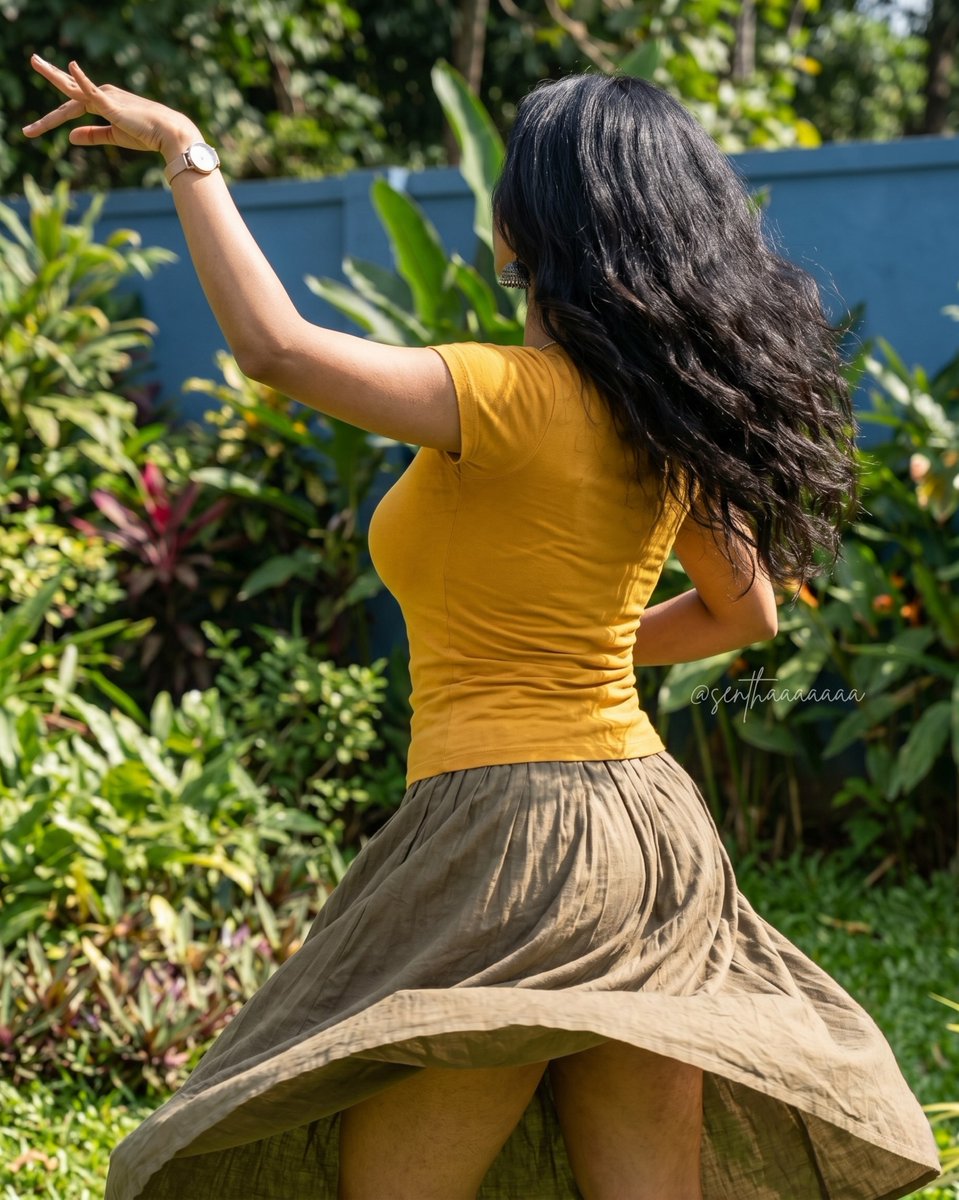 Jananivenkat4u's tweet photo. She is a butterfly in the garden 🥵 https://t.co/JwwhHT1Szo
